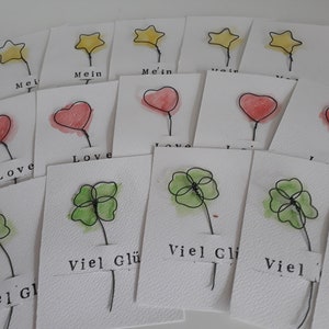 Von Hand Geschenkanhänger Kärtchen Kleeblatt Herz oder Stern aus Draht gebogen farblich mit Aquarell gestaltet schlicht und farbig fröhlich