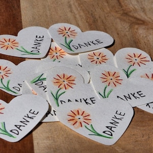 Streudekoration Stanzteile aus Kraftpapier kleine Herzen Mohnstempel Naturdekoration Naturmaterialien mit echten Blumen Unikate Naturpur