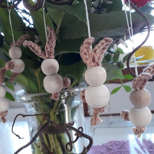 Osteranhänger aus Holzperlen auch als Geschenk für das Osternest, Geschenkanhänger, Holzanhänger, Osterfest, Osterhase , Osteranhänger