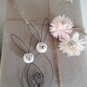 Frei Hand geformter Drahthase mit Naturholzperlen und Gesicht aufgemalt Unikate Osterdekoration auch als Geschenkanhänger Frühling