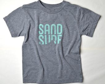 Beach Sand and Surf Toddler Tee (Grau)