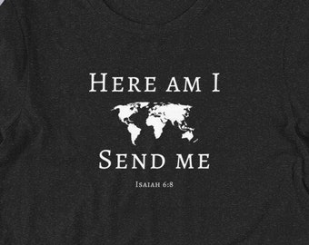 Può includere: Una t-shirt grigio scuro melange con una grafica bianca di una mappa del mondo e il testo "Here Am I Send Me Isaiah 6:8".