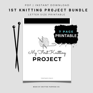 Op de afbeelding: Een printbare breiprojectbundel met een zwart-witte illustratie van garen en breinaalden. De tekst "My First Knitting Project" is geschreven in een cursief schrift. De tekst "7 Page Printable" is geschreven in een blauw lettertype op een zwarte achtergrond.
