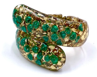 Vintage Confetti Lucite Clamper Bracelet Green and Gold / Vintage Costume Jewelry