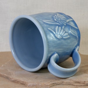 Daisy gesneden porseleinen mok handgesneden keramische koffiekopje bloem gesneden porseleinen beker blauw gesneden porseleinen mok Daisy mok afbeelding 8