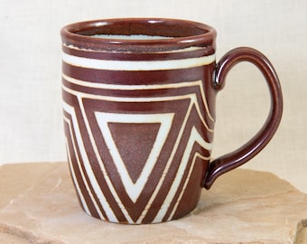 Tasse mit geometrischem Design - Eisenrote und weiße Kaffeetasse - Grafische Kaffeetasse - Moderne Kaffeetasse - Handgemachte 14+ oz Tasse - Ex-große Porzellantasse