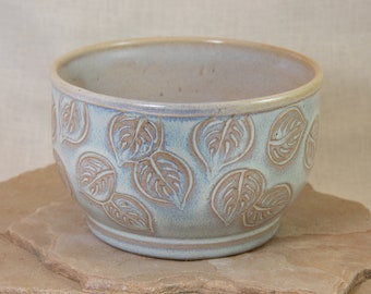 Handgesneden keramische kom - Blad gesneden aardewerk kom - Een van een soort handgemaakte steengoedkom - Keramische ontbijtgranenkom - Unieke soepkom