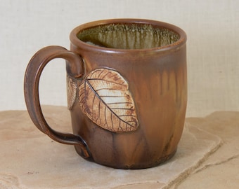 葉模様の陶器カップ 2個セット 葉の模様が入った陶器のマグカップ 2 個セット || 葉の模様が入った
