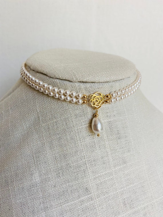 Pearl choker with gold pendant sale