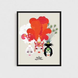 Pode incluir: Um cartaz com uma ilustração colorida de três mulheres usando adereços de cabeça elaborados. O texto "The Adventures of Priscilla, Queen of the Desert" está na parte inferior do cartaz.
