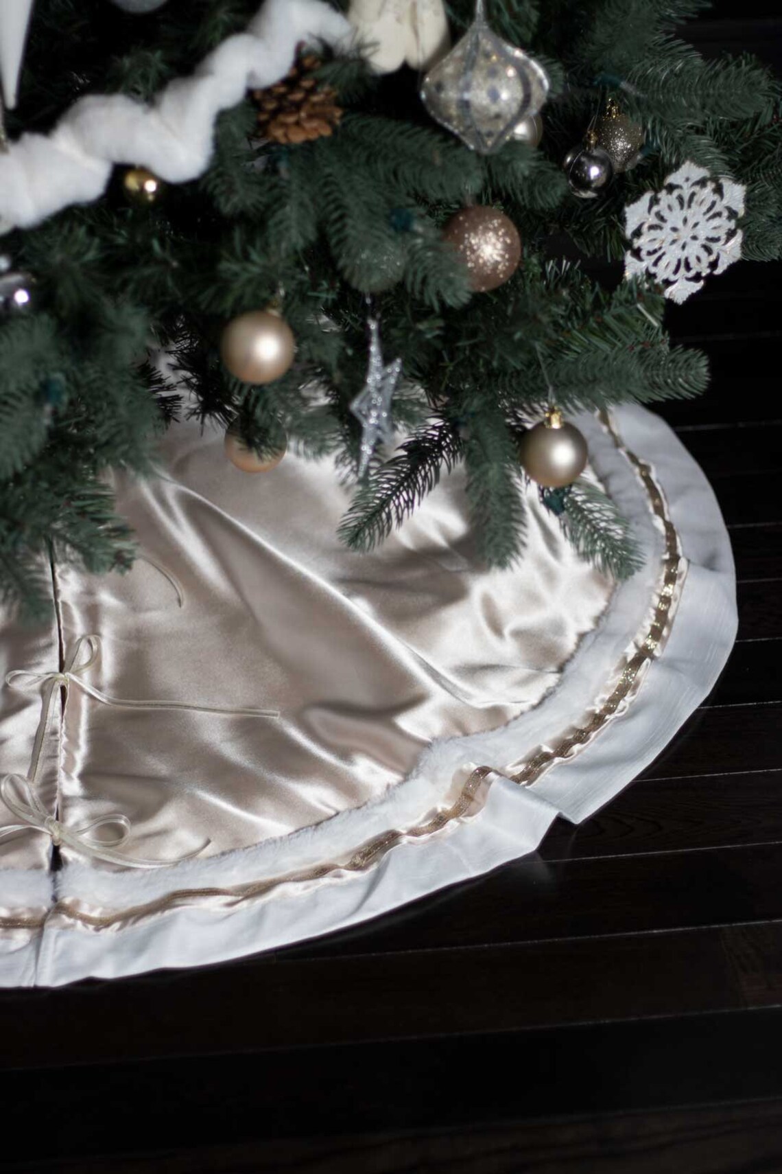 White And Gold Christmas Tree Skirt 