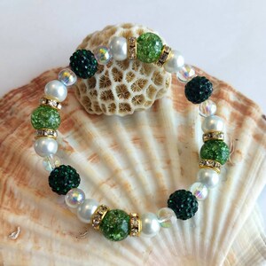 Emerald green bracelet, green glass bracelet, green and gold bracelet, green stretchy bracelet, stackable bracelet, Valentines gift for her