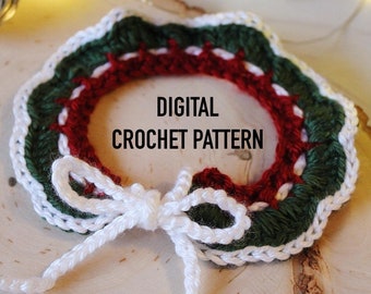 Puede incluir: Una corona de punto de ganchillo verde, roja y blanca con un lazo blanco. La corona está sobre una superficie de madera. El texto "DIGITAL CROCHET PATTERN" está en el centro de la corona.