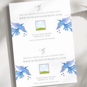 Puede incluir: Una invitaci&oacute;n de boda blanca con p&aacute;jaros azules de acuarela y una peque&ntilde;a imagen de un paisaje. El texto dice "FOR FULL TRAVEL DETAILS & TO RSVP VISIT: WWW.MYWEDDINGWEBSITE.COM PLEASE RSVP BEFORE MONTH 15, YEAR Attire: Casual/Cocktail/Formal"