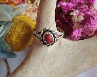 Anello vintage Navajo in argento sterling anni '70 con corallo rosso - Stile Boho - Misura dell'anello 5" US - Anello in argento Navajo - Anello in argento sud-occidentale