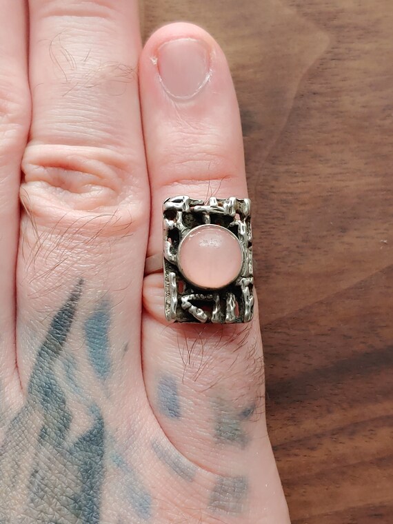 Vintage Brutalist rose quartz 835 silver ring - J… - image 5