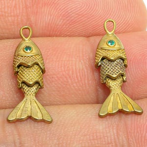 Colgante de pez articulado móvil - Colgante de pez delicado con textura de latón - Colgante de pez articulado verde con circonita cúbica - 22x9x4mm - PP11110