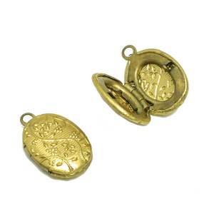 Mosiężny owalny wisiorek - surowy mosiądz antyczny vintage - antyczny wygląd medalionu - grawerowany medalion zabytkowy wygląd medalionu - 15,4x10x3mm - PP8945