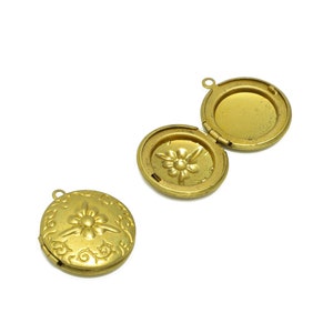 Brass Round Locket Charm - Raw Brass Flower Circle Locket Charms - Antique Looking Locket - Vintage Looking Locket - 22x20x6.49mm - PP8927