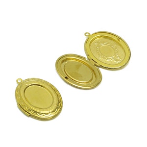 Mosiężny owalny wisiorek - surowy mosiądz antyczny vintage - antyczny wygląd medalionu - grawerowany medalion - zabytkowy wygląd medalionu - 33x23x4mm - PP8932
