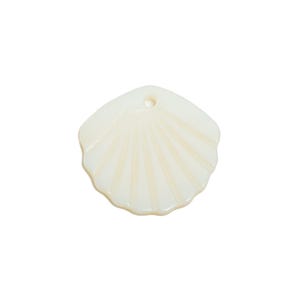 Puede incluir: Un colgante de concha de color crema con un diseño en forma de abanico. El colgante tiene un pequeño agujero en la parte superior para ensartar. La concha mide aproximadamente 4 cm de ancho y 4 cm de alto. El colgante está hecho de un material liso y brillante.