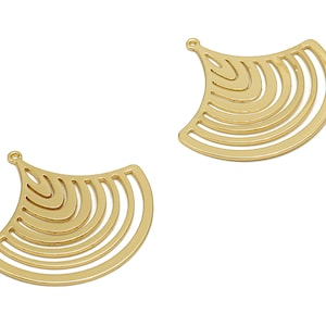 Könnte beinhalten: Zwei goldene Ohrring-Anhänger in Form eines Fächers mit einem geschichteten Design.