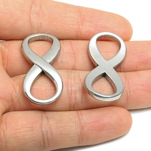 Colgante de acero con diseño de bucle infinito - Charm moderno de acero con bucle infinito - Elegante colgante de plata con diseño de bucle infinito - Joyería de acero inoxidable - 37x17x3mm - SS1984