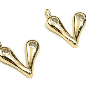 Alfabeto de latón V Amuletos de pendientes con circones - V Encanto inicial - El colgante de la letra V - Latón chapado en oro de 18 quilates - 25.97x21.55x3.65mm - RGP3668V
