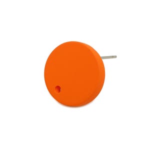 Op de afbeelding: Een enkele oranje oorbel met een pin. De oorbel is een effen, feloranje cirkel met een klein gaatje aan de onderkant. De pin is zilverkleurig en steekt uit de achterkant van de oorbel.