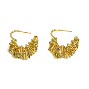 Può includere: Un paio di orecchini a cerchio dorati con un design unico. I cerchi sono realizzati in metallo sottile e sono decorati con una serie di piccoli triangoli sovrapposti.