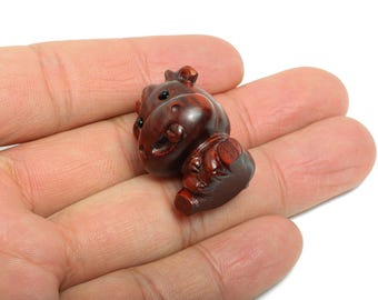 Lila Sandelholz Kuh Schlüsselanhänger Figur - süsser handgefertigter Holzanhänger - Geschnitzter Holzanhänger - Bastelperle - 33x24x22mm -BB1375