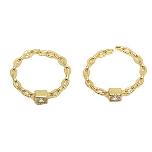 Puede incluir: Dos anillos de cadena de oro con un acento de piedra cuadrada transparente. Los anillos están abiertos y listos para ser usados.