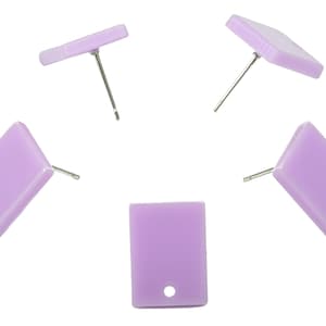 Puede incluir: Cinco pares de pendientes de botón cuadrados de color lavanda con postes plateados.