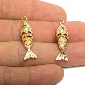 Rörliga fiskberlocker i guld - Elegant ledat fiskhänge i mässing - Handgjorda fisksmycken i cz - 18K guldplätering - 32,9x8,54x6,14 mm - RGP10521