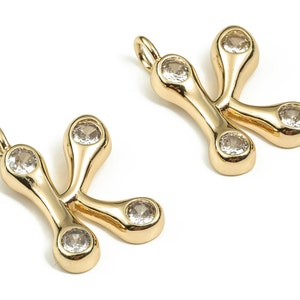 Amuletos de pendientes de alfabeto de latón K con circones - Amuleto inicial K - Colgante de letra K - Latón chapado en oro de 18 quilates - 24.91x15.52x3.57mm - RGP3668K