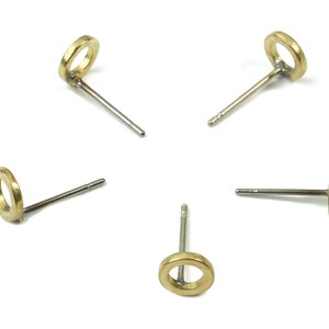 Orecchino a perno circolare in ottone - Perno per orecchino rotondo in ottone grezzo - Perno in acciaio - Perno per orecchini - Forniture di gioielli - 6,26x6,26x1,16mm - PP3093