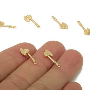 真鍮製ミニ斧型イヤリングチャーム - ゴールドテクスチャードドット柄手斧型イヤリング - ループ付きスポットペンダント - 18Kリアルゴールドメッキ - 17.9x6.1x1.9 mm - RGP5689