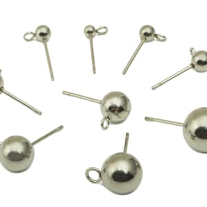 Può includere: Un set di dieci perni per orecchini argentati con teste rotonde a forma di palla. I perni sono lunghi circa 2,5 cm e le sfere hanno un diametro di circa 5 mm.