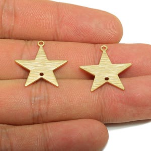 Conector de estrella de latón dorado - Charm clásico de cinco puntas de latón - Charm de estrella texturizada de latón - Chapado en oro auténtico de 18 quilates - 21,58 x 20 x 0,9 mm - RGP10257