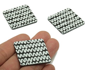 Colgante acrílico cuadrado ondulado para pendientes - Pendiente cuadrado negro con ondas blancas - Colgante con agujero - Colgante para collar - 34,6 x 34,6 x 2,4 mm - AC2576C