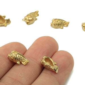 Mässingsberlocker med söt fisk i form av tjock mässing - Fiskhänge i rå mässing med ögla - Fiskberlocker - Till halsband - 13,8x9,04x1,6 mm - PP8239