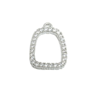 Dije de pendiente de geometría de latón - Colgante de circonita deslumbrante de latón - Joyería personalizada de cristal - Chapado en oro blanco real de 18 quilates - 19 x 13 x 1 mm - RGP9677S