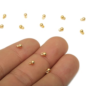 Small Round Ball Earring Charm i Mässing - Små Hängen i Mässing - Mini Ball Armbandsberlock i Guld - 18K Äkta Guldpläterad - 4,5x3x3mm - RGP5107