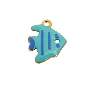 Dije de pez esmaltado con dibujos animados - Colgante de vida marina colorida - Joyería oceánica original - Joyería caprichosa - 11 x 9 x 1,71 mm - SS2809