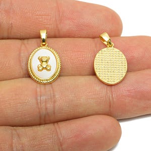 Björnsnäckshänge i mässing - Vintagehänge i mässing med guldfärgad finish - Ovalt nallebjörnshänge i guld - 18K äkta guldplätering - 18x12,4x2,86 mm - RGP10624