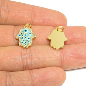 Ciondolo Hamsa in ottone - Gioiello con occhio in ottone smaltato - Ciondolo moderno e colorato in ottone - All The Eye - Placcato oro vero 18 carati - 19x14x2mm - RGP9721