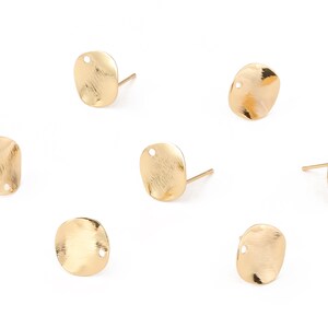 Op de afbeelding: Goudkleurige oorstekers met een getextureerd, ovaal ontwerp. Elke oorbel heeft een pin voor inbrengen en een klein gaatje voor bevestiging. De oorbellen worden gepresenteerd tegen een witte achtergrond.