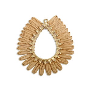 Puede incluir: Colgante en forma de lágrima con un marco dorado y un diseño de rafia natural. El colgante está adornado con pequeñas cuentas doradas a lo largo del borde interior y alrededor del lazo superior. La rafia es de color marrón claro.