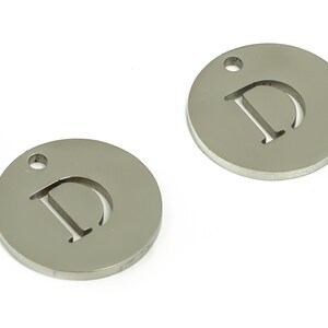 Amuletos de pendientes redondos de acero inoxidable - Colgante de acero inoxidable La letra D - Hallazgos de pendientes - Suministros de joyería - 12x12x1mm - SS1215D
