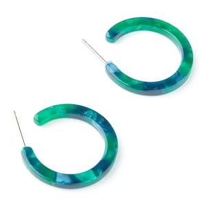 Könnte beinhalten: Ein Paar grüne und blaue Creolen. Die Ohrringe sind aus marmoriertem Kunststoff.